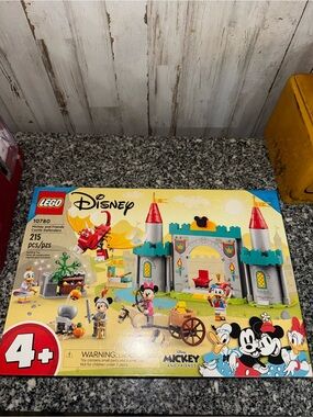 LEGO Disney Mickey and Friends Castle Defenders – Yellow/Blue Playset